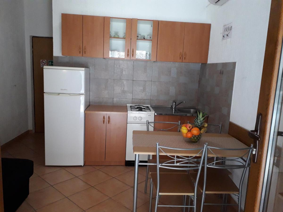 Delfin Apartments Sveti Juraj Eksteriør bilde